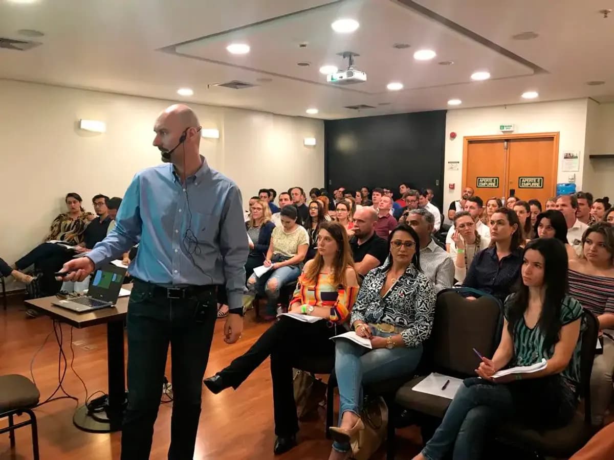 Ulisses Giorgi apresentando para uma turma presencial em Campinas