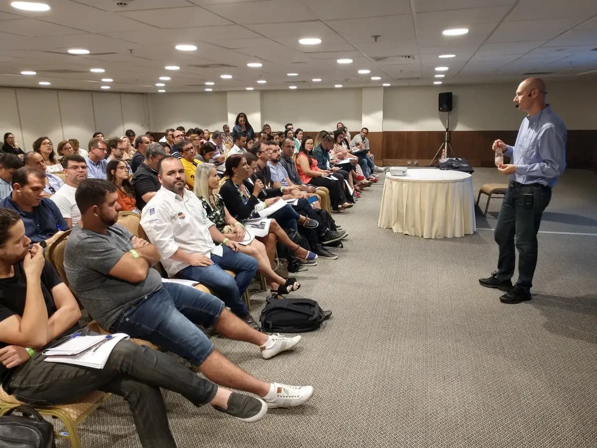 Ulisses Giorgi conduzindo uma turma presencial no Rio de Janeiro