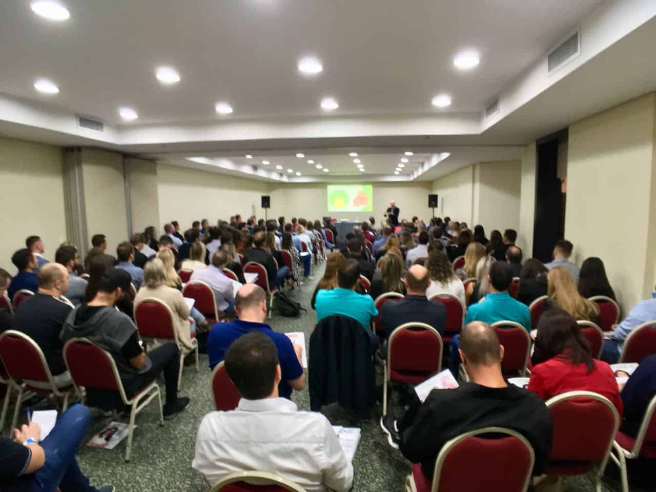 Sala lotada. Ficamos assim o dia inteiro!