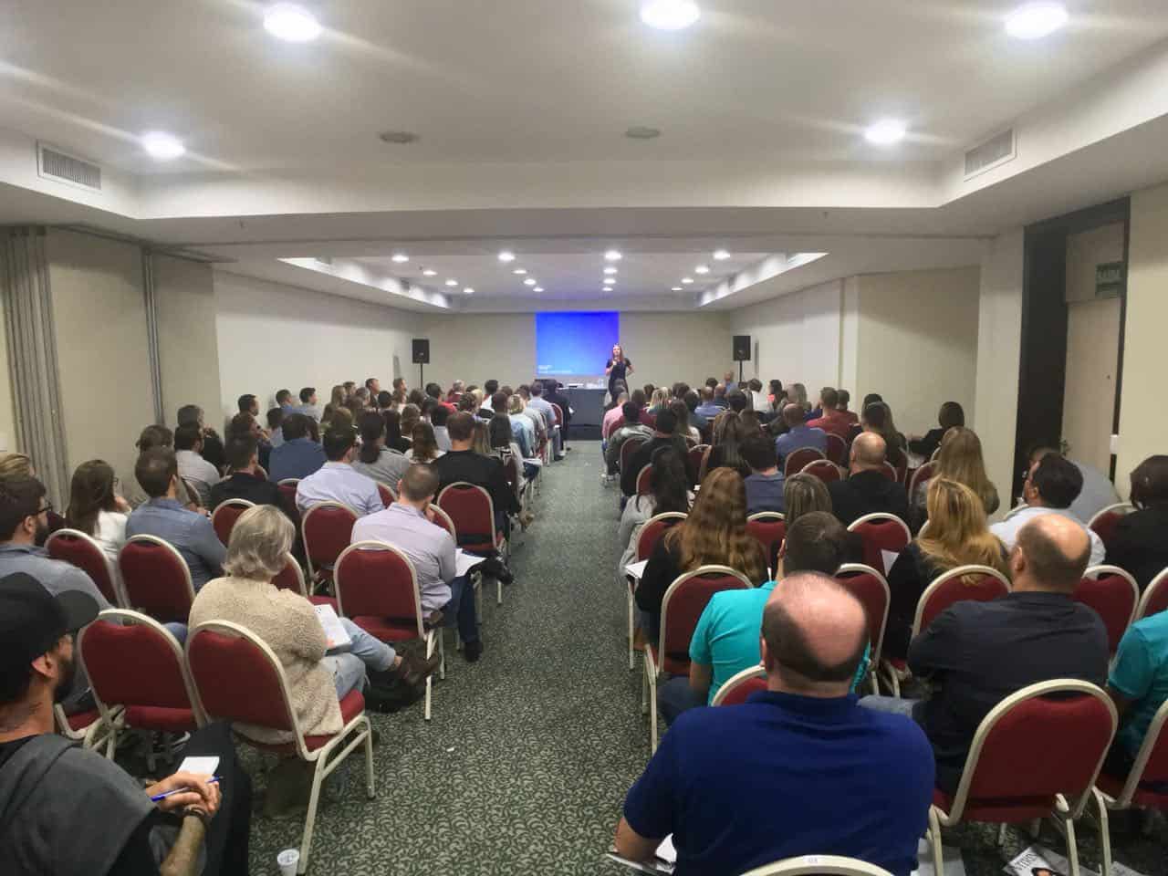 Fabíola, da Dulce Amore, palestrando sobre empreendedorismo