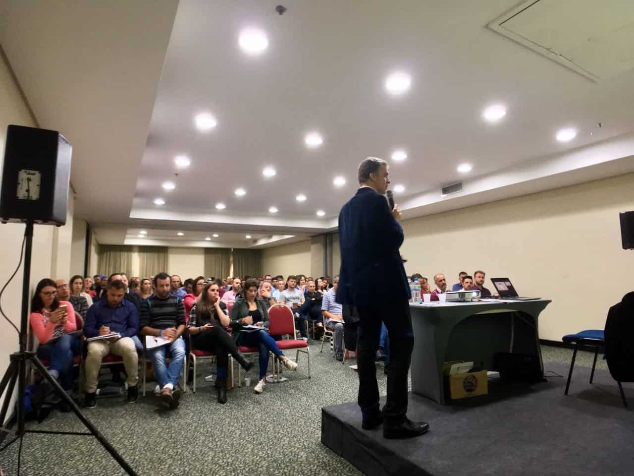 Daniel Agnese palestrando sobre estoque e gerência